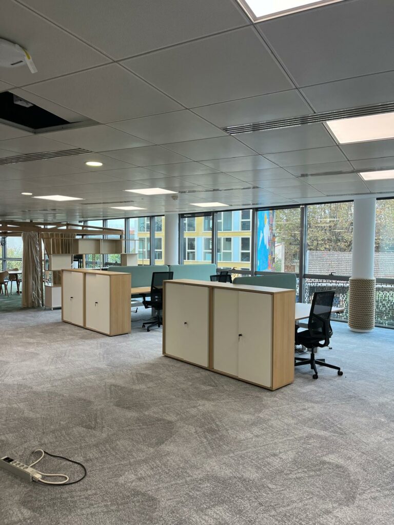 open space avec bureaux et armoires de rangements