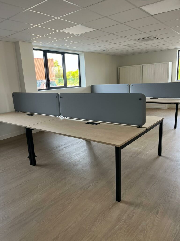 Open space avec separateur de bureau et tables bois