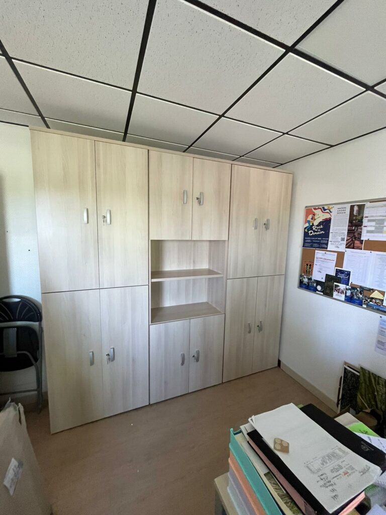 Bureau personnel avec grande armoire beige